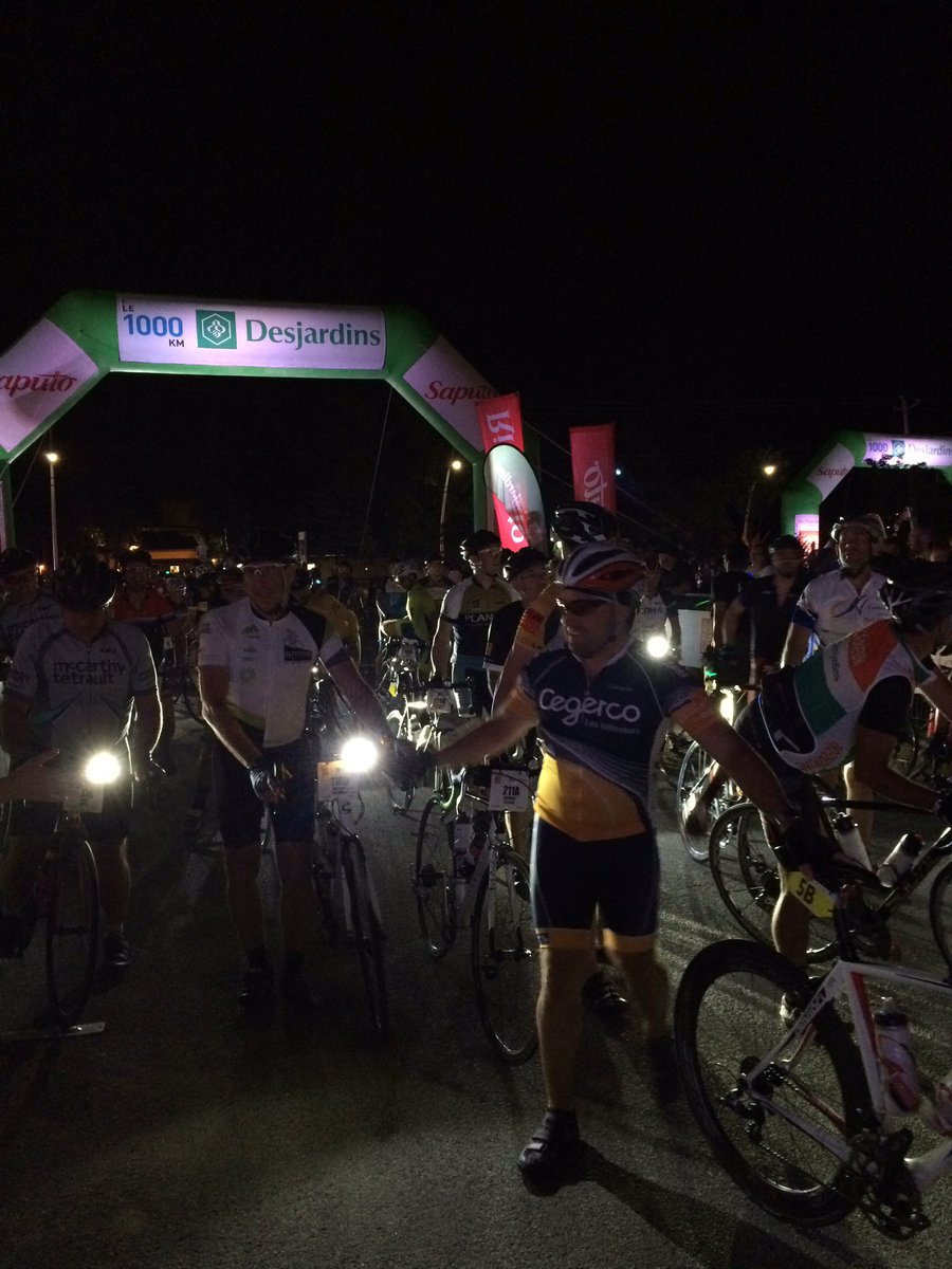Pierre_Lavoie's tweet photo. Le convoi du #1000km est arrivé à @Chateauguay sous un tonnerre d'applaudissements #gdpl https://t.co/fSWE7Z39kE