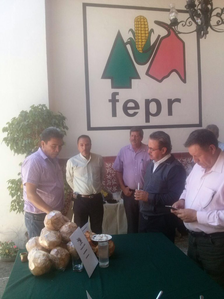 CNPRmx's tweet photo. Hoy #FEPR #Michoacán y prod d la costa con Bancomer para establecer un acuerdo comercial #ParaMejorarElCampoMexicano https://t.co/KTVWI6XVCx