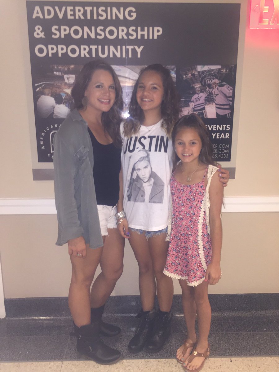 UrRaeOfSunshine's tweet photo. Girls night @selenagomez  concert!! 🎵💓 #Loveher #GirlsFirstConcert #ThatsWhatStraightAsWillGetYa https://t.co/aq5ihYXE1i