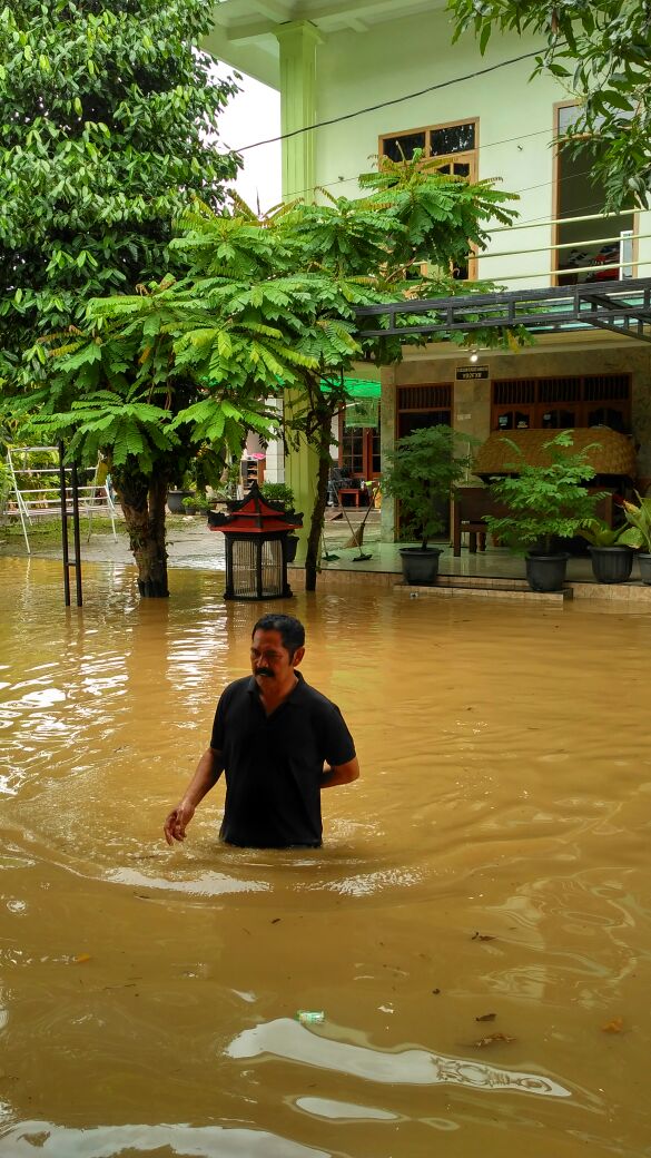 ridho_dir's tweet photo. pak walikota juga kebanjiran lho pak @ganjarpranowo https://t.co/zF7QKd4310