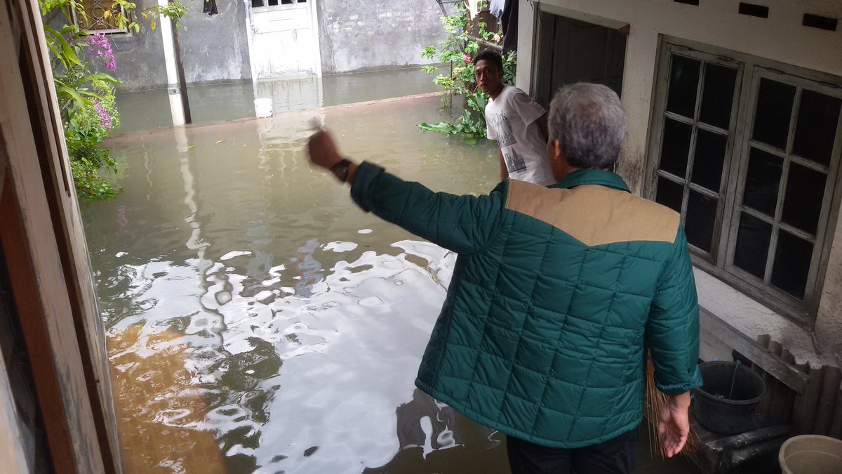 Gub <a href="/ganjarpranowo/">Ganjar Pranowo</a> cek Kp. Gandekan Jebres <a href="/SoloUpdate/">Solo Update #BeyondsInformation</a> <a href="/sarwapramana/">Sarwa Pramana.</a> <a href="/BNPB_Indonesia/">BNPB Indonesia</a> <a href="/soloposdotcom/">Solopos</a> <a href="/PEMKOT_SOLO/">pemkot solo</a>