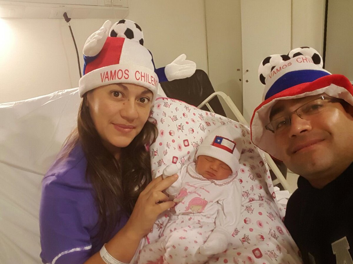 Roberto_Robles_'s tweet photo. #vamoschile Ctm....este es mi chile campeón de América..celebrando con la nueva hincha.#PartyChilensisFtLaRoja https://t.co/UPnS4mkd7W