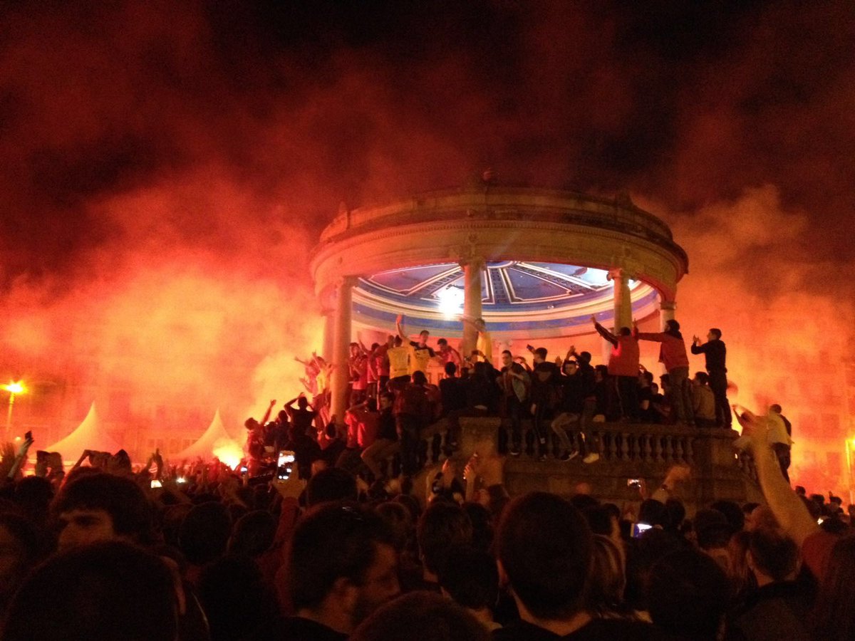 fjabrego's tweet photo. Osasuna celebrando en la plaza del castillo. IMPRESIONANTE!!! https://t.co/shQ1QFBHVW