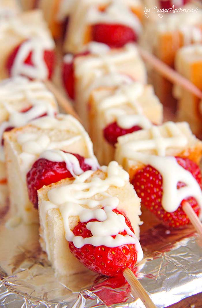 Perfect Summer Dessert to Take to A Cookout! Strawberry Shortcake Kabobs - Sugar Apron buff.ly/21iucUG