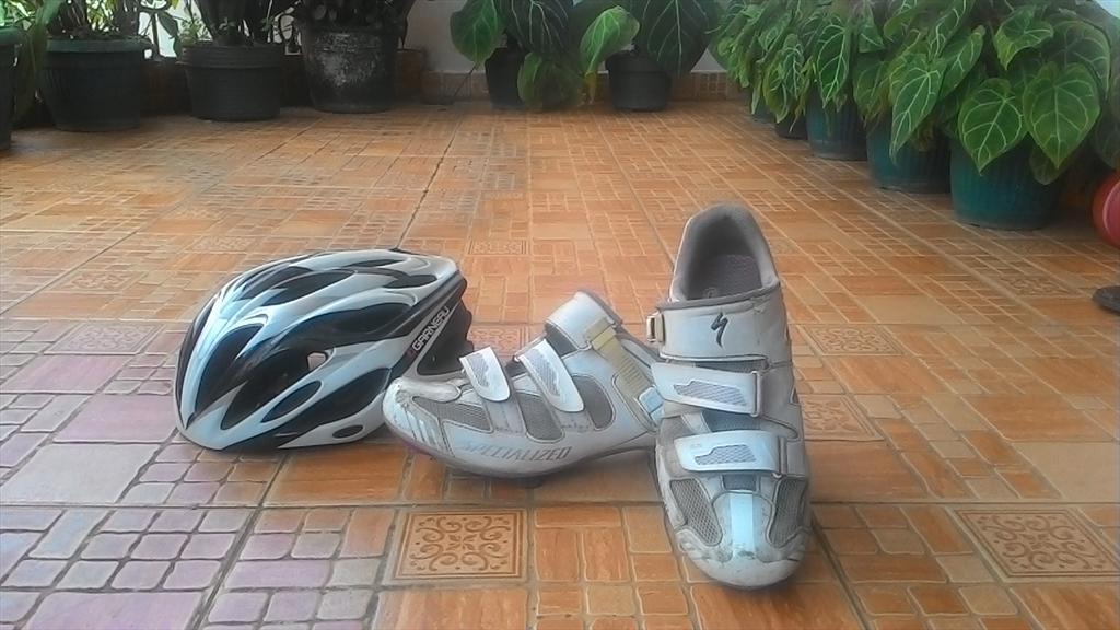 msatriapangestu's tweet photo. FS roadbike+cateye+helm+sepatu+jersey+saddle 9jt minat? check bio @MegaBikeshop @Indotrack https://t.co/RiZyiY4pgc