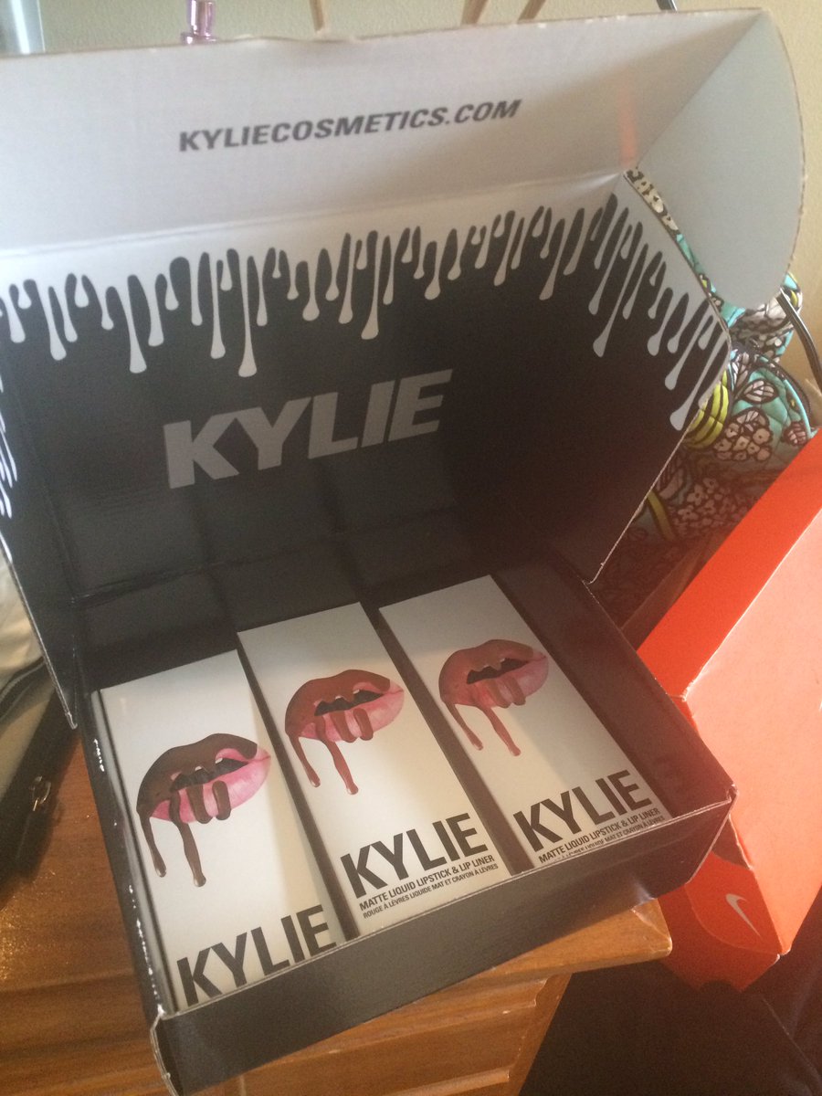 renewtime20's tweet photo. @KylieJenner just got Dolce K and Brown K !!!! Totally in love!!! Can't wait to buy more colors https://t.co/tDhHSo1Fm7