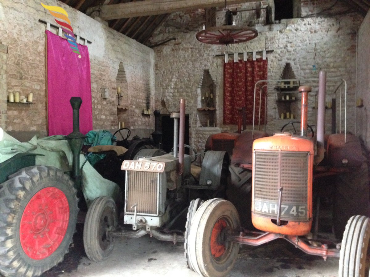 vintagedeli's tweet photo. Fathers Day out at Manpr Farm, Grimston- Bar, BBQ, Live Music, Stalls, Vintage Clothing, hog Roast,Vintage Machinery https://t.co/4ZlMdU5qXd