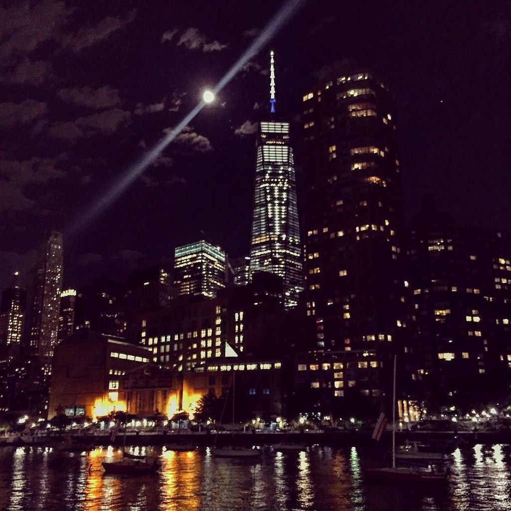 EmilyKay3's tweet photo. Amazing night on the water. #nyc @grandbanksnyc #oysters #fullmoon #summer #beauty #friends https://t.co/RLYMyE7ILq