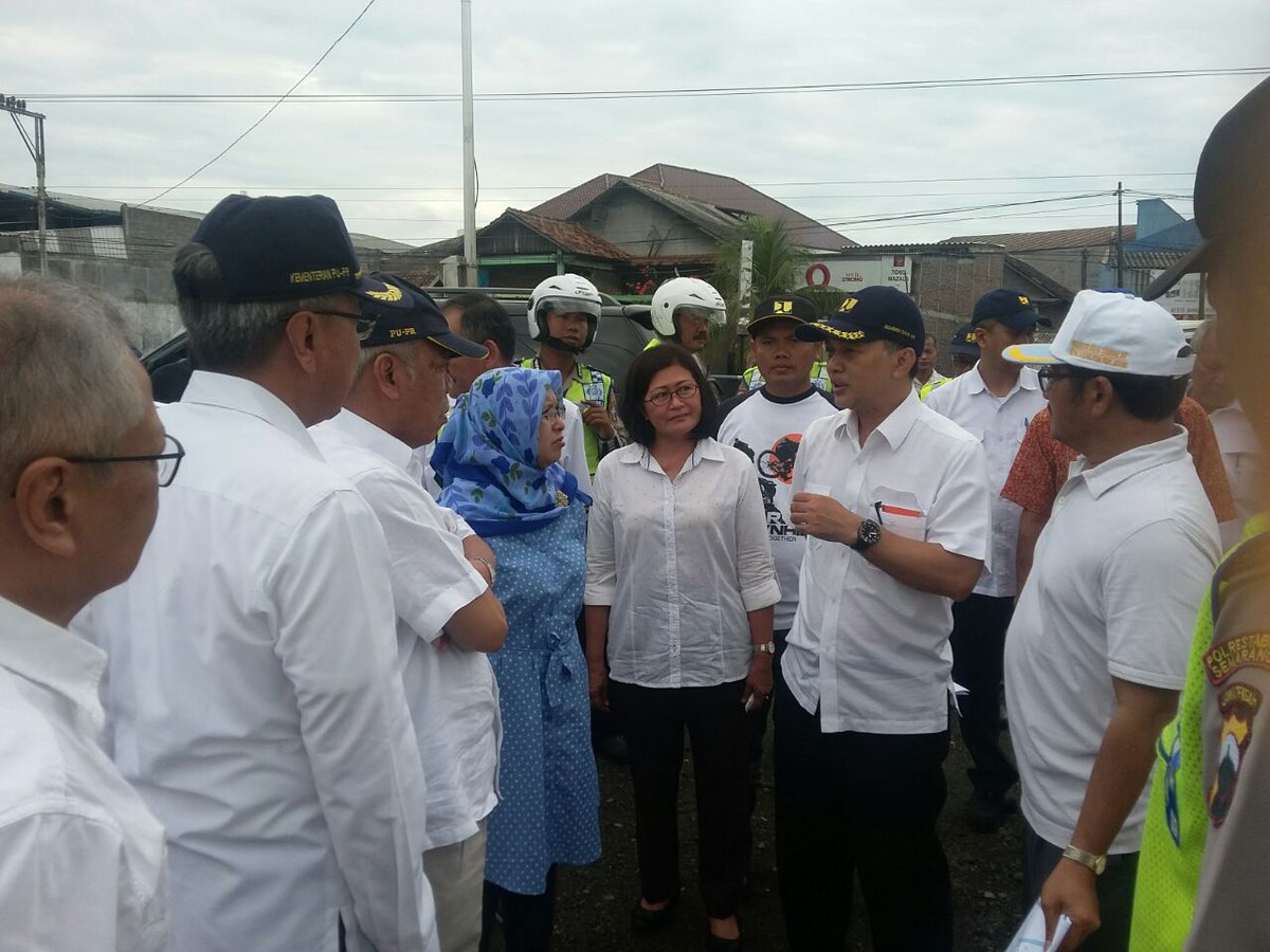 Menteri PU sedang meninjau lokasi rob di beberapa tempat dan saat ini sedang di Genuk, Kota Semarang. Smg ada solusi
