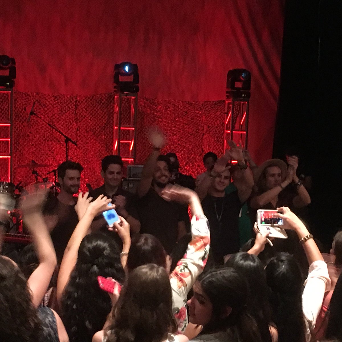Wiwi0716's tweet photo. @dvicioficial @dvicio_martin @dvicio_andres @dvicio_nacho @Dvicio_Luis @dvicio_missis El mejor día de mi vida. 😄 https://t.co/cfxhoMn1kj