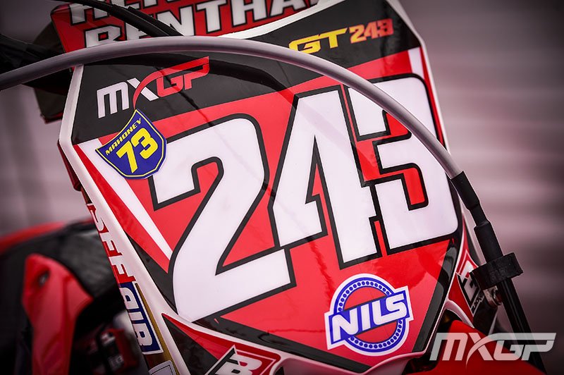 mxgp's tweet photo. MXGP riders tribute to an injured race fan https://t.co/GKWGen4sRV https://t.co/rCi1xPIDoA