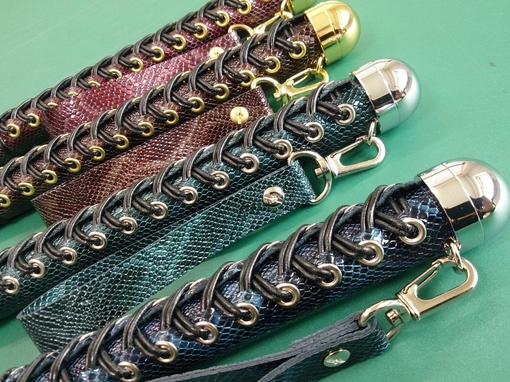 鞭（バラ鞭）の作り方】 コレを… こうして… こうです。