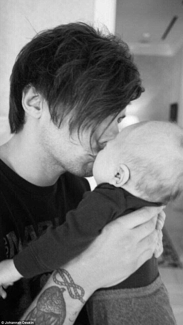sdpmola's tweet photo. Happy Fathers day @Louis_Tomlinson 
#HappyFathersDay https://t.co/t54jGq2GLx