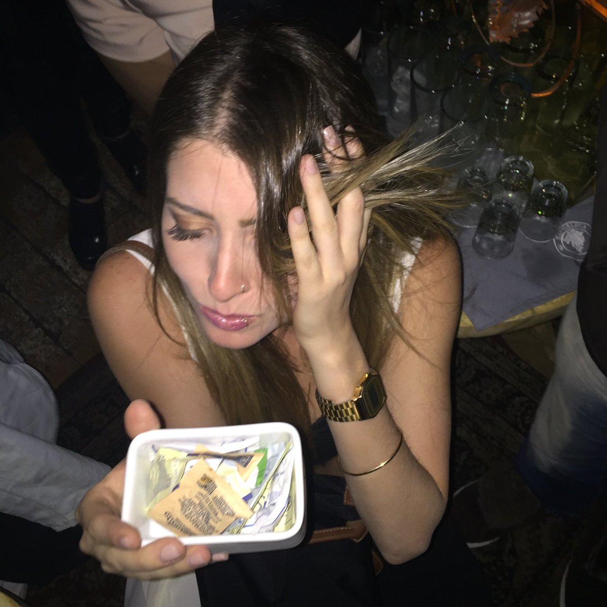 juanjosesolo's tweet photo. Casual @daniellefclyde trae sus propios azúcares y canelas a la peda 😂 https://t.co/g4WZVsaEmU