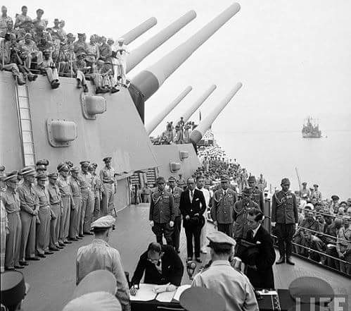 제임스한이1945年9月2日 東京앞바다에 있었던 
日本의 항복식에서 전세계가 지켜보는 가운대
맥아더장군 앞에서 머리를 조아리며 
항복문서에 서명하고있는 
日本 외상 스게미시 모습