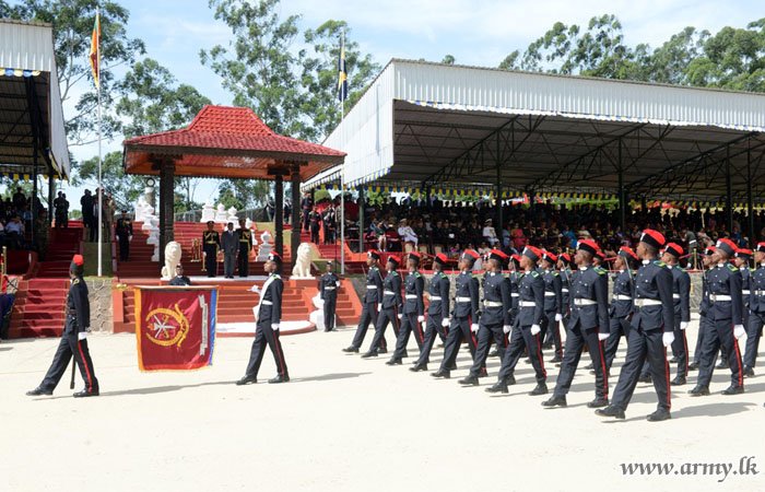 SLPolitico's tweet photo. Fifty eight #army officers, including 11 female officers graduated at the ceremony #SLArmy #SriLanka https://t.co/6yhQZYblLe