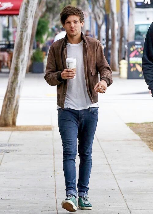 AllAbout1DItaly's tweet photo. Louis out in LA (17-6-2016)-S. https://t.co/5794R7alOf