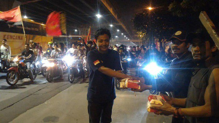 garis_2's tweet photo. Selama Ramadhan, Kamerad Siap Rutin Gelar Sahur On The Road https://t.co/TywLSzsrPm https://t.co/yd4ltDJzD7