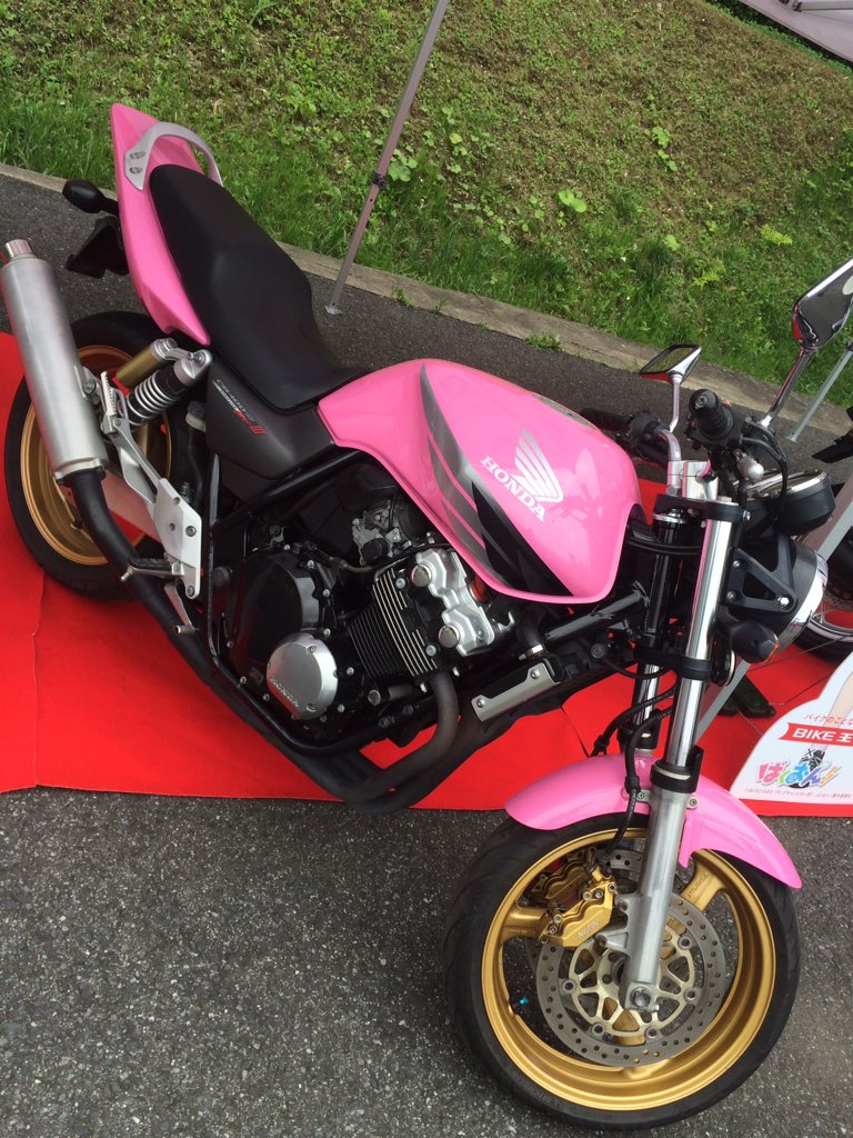 アニメ ばくおん 公式 アニメばくおん バイク王 ミニイベント 終了しました 本日は羽音と凜の等身大pop スーフォアとカタナ400の実機を展示 特製ステッカーお渡しも実施 バイクに跨っての記念撮影会 楽しんでいただけたなら何よりです ば