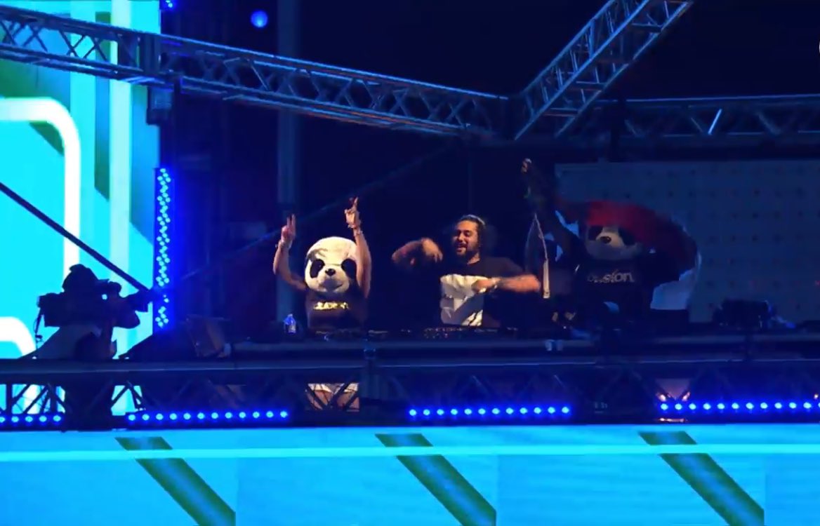 thedjcalendar's tweet image. Hometown hero @Deorro bringing so much 🔥 and some 🐼❤️🐼! #edc #EDCLV #EDC20 #EDCLV2016 #edc #EDM #EDMFamily