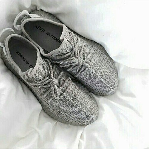 annisar_jk's tweet photo. [sends a package to : @vanessaegas_JK]

SELAMAT ULANG TAHUN~

ps: hadiahnya dua aja ya, itu uda mahal. 
— Y.S 💋 https://t.co/R3kFqOSHgb