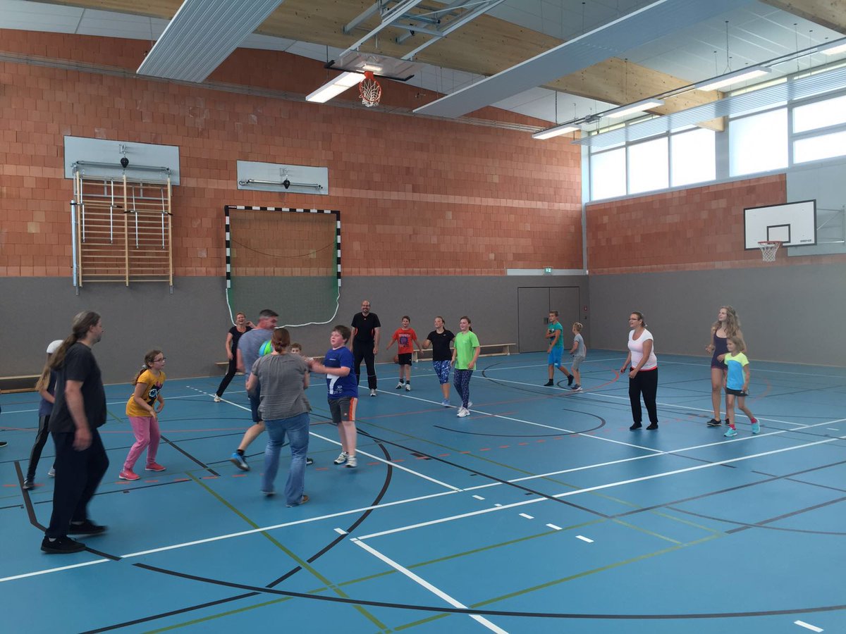 Durchweg zufriedene Gesichter, als unsere Jüngsten gestern ihren Eltern zeigten, wie man Basketball spielt.