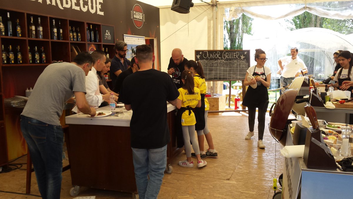 silviafravo's tweet photo. Oggi a @PiacereBarbecue la #griglia è di famiglia! Complimenti agli #JuniorGriller! https://t.co/GDovc1IiDR