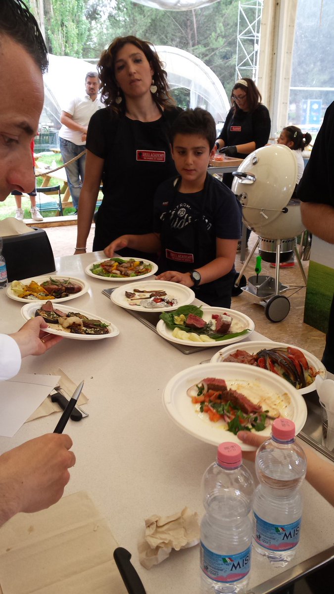 silviafravo's tweet photo. Oggi a @PiacereBarbecue la #griglia è di famiglia! Complimenti agli #JuniorGriller! https://t.co/GDovc1IiDR