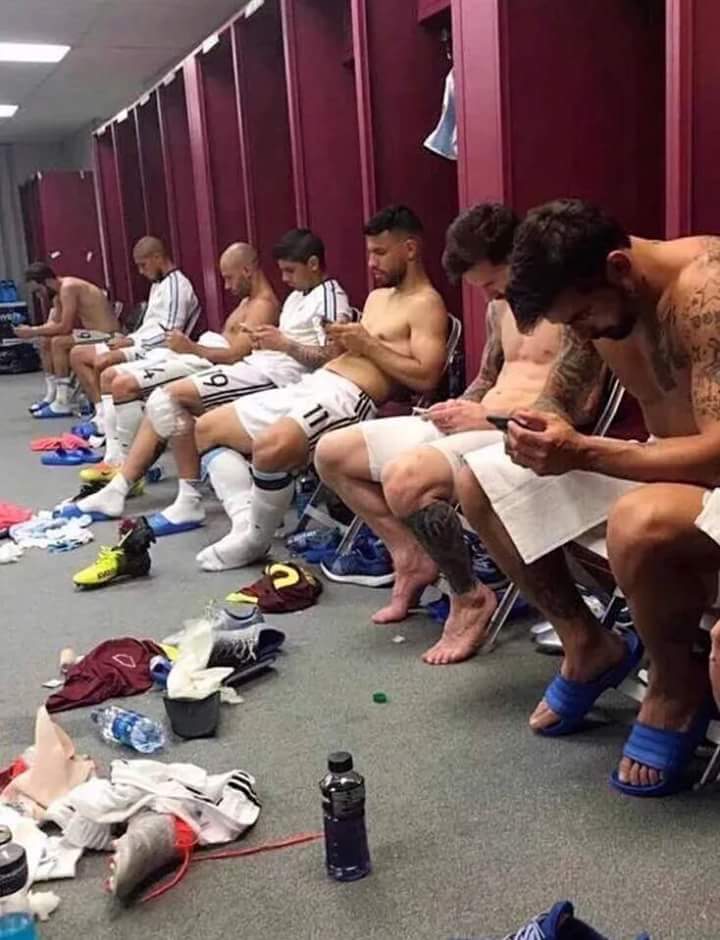 CiudadDeMurcia's tweet photo. Así celebra Argentina su pase a semifinales.
Desde luego que la imagen da para reflexionar. https://t.co/rlPZWBAtye