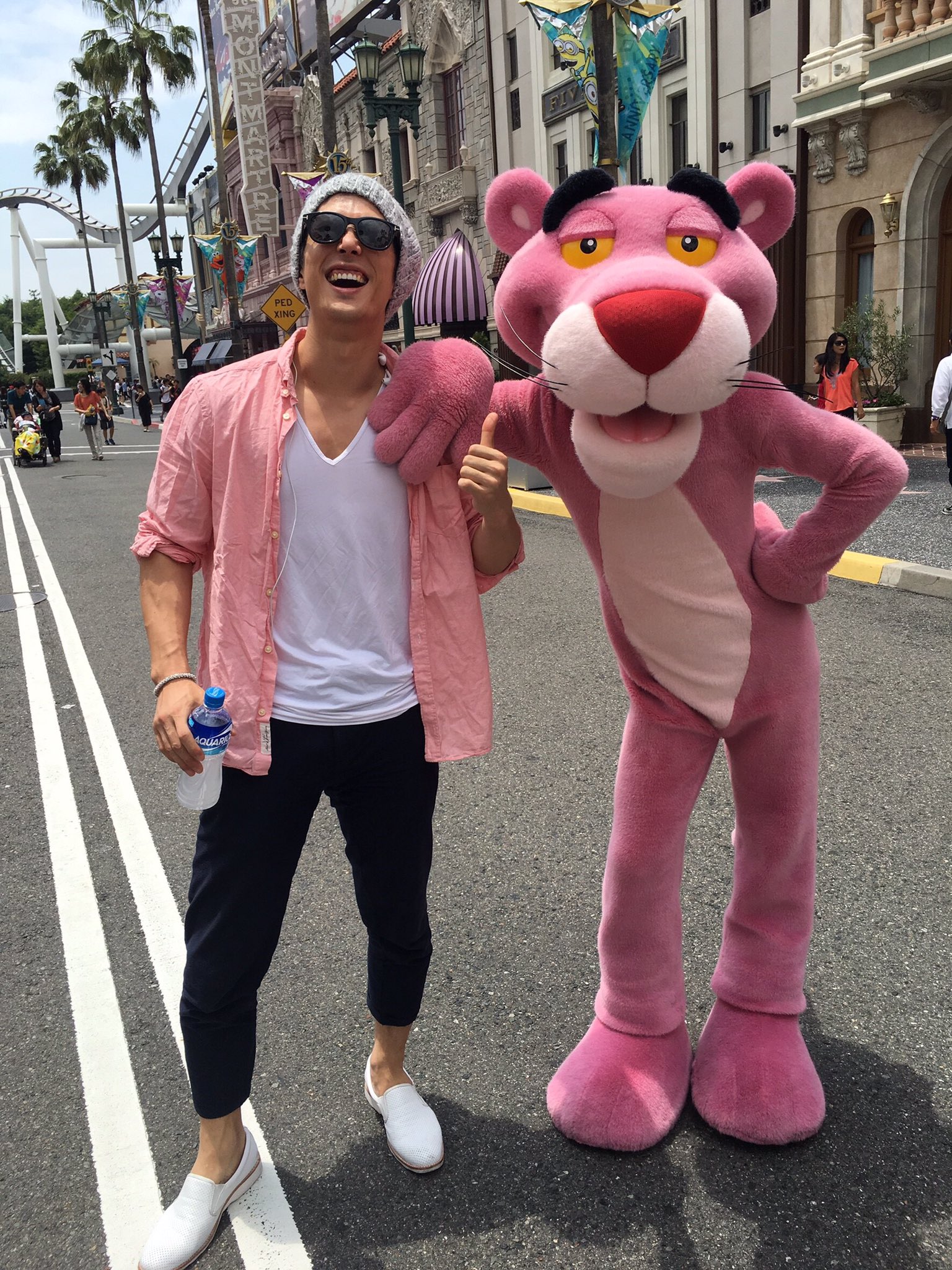 تويتر 君沢ユウキ على تويتر 最近の一番嬉しかったこと 初めてのusjで 憧れのピンクパンサーとツーショット 男だらけと撮るのを奴は すげぇー嫌がりやがった笑 大好きなエルモ取って帽子かぶせたら 外人に3回絡まれた あははは 楽しかったー T Co