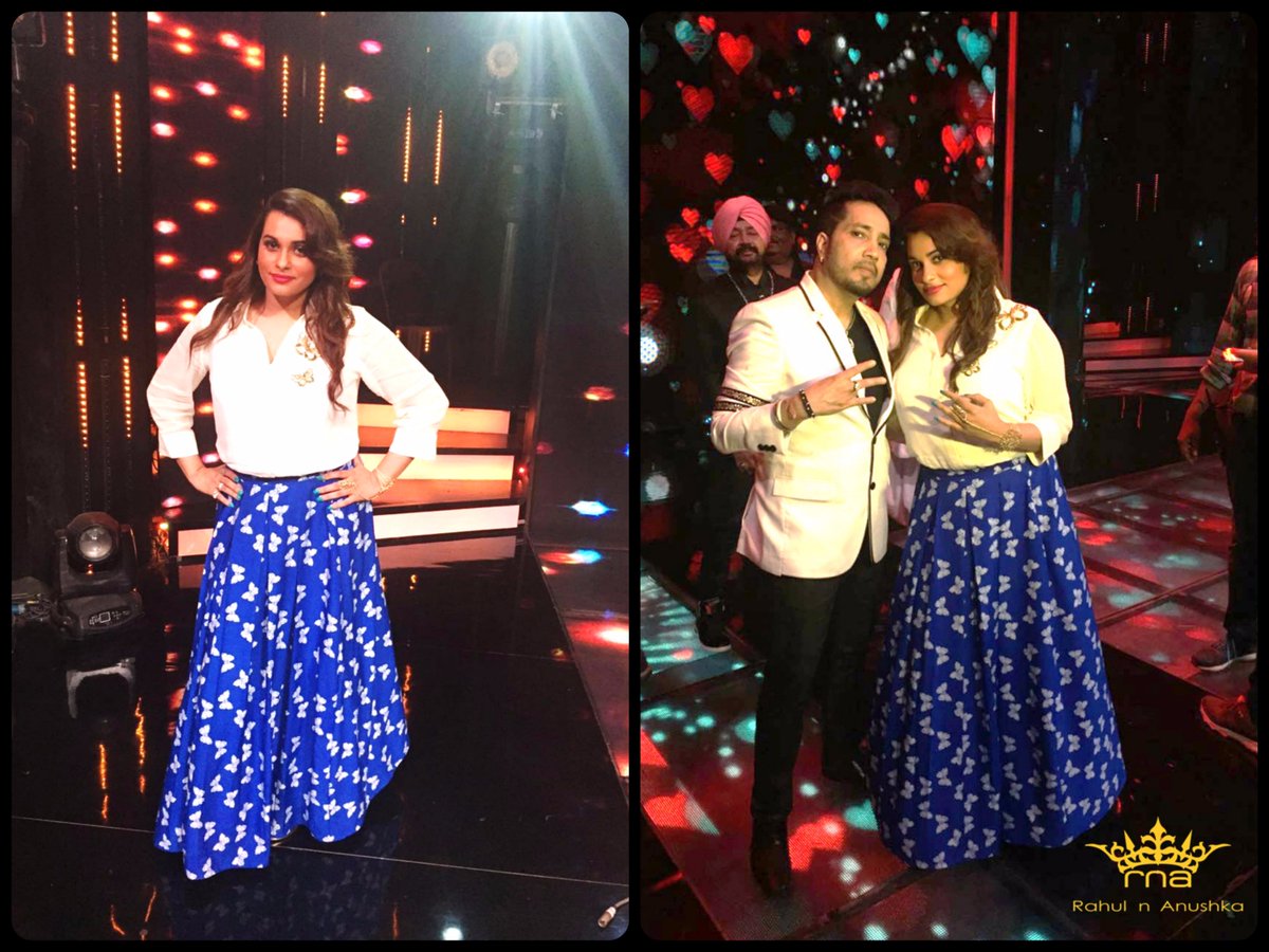 RahulandAnushka's tweet photo. Watch #ShraddhaPandit groove to the tunes with @VarunDhawan at Sa Re Ga Ma Pa 2016,tonight,wearing @RahulandAnushka! https://t.co/KDsppUN9xp