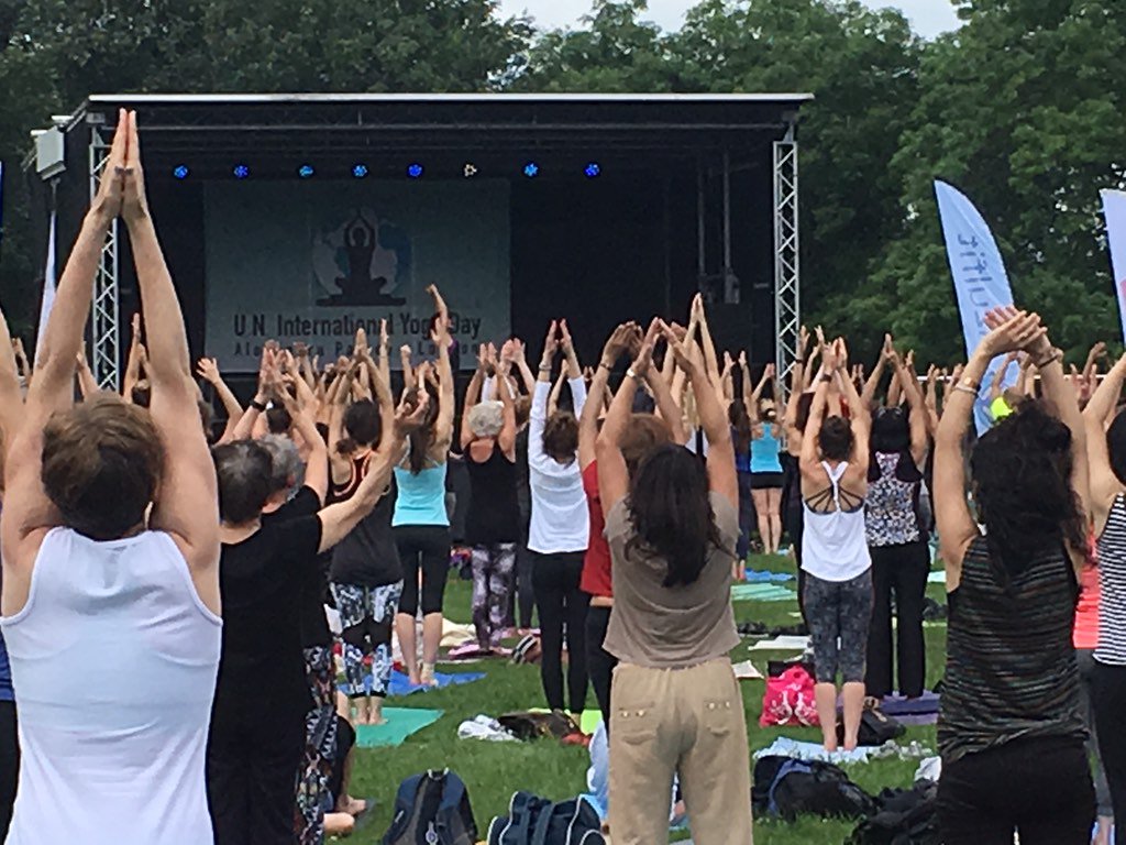 Our amazing <a href="/Naomiabsalom/">naomi absalom</a> teaching at #InternationalDayofYoga in the sunshine to a packed crowd. Yay! yoga outdoors