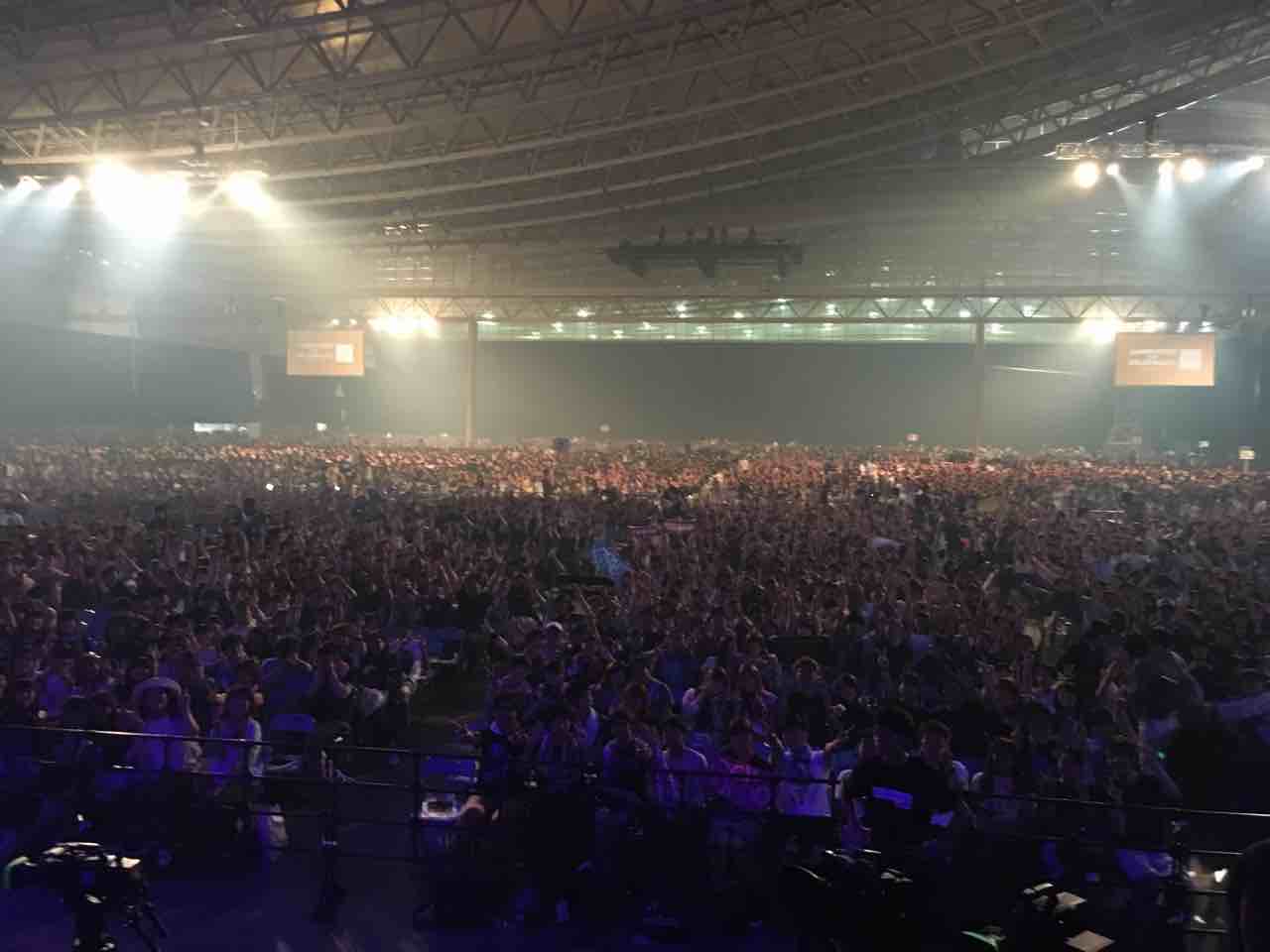 かずや Back Number Back Number Tour 16 ミラーボールとシャンデリア アリーナ編 幕張メッセ国際展示場9 10 11ホール２日日 電車遅延大丈夫だったかな 今日も最後まで全力で楽しもう よろしくですー T Co D7rs9waroe Twitter