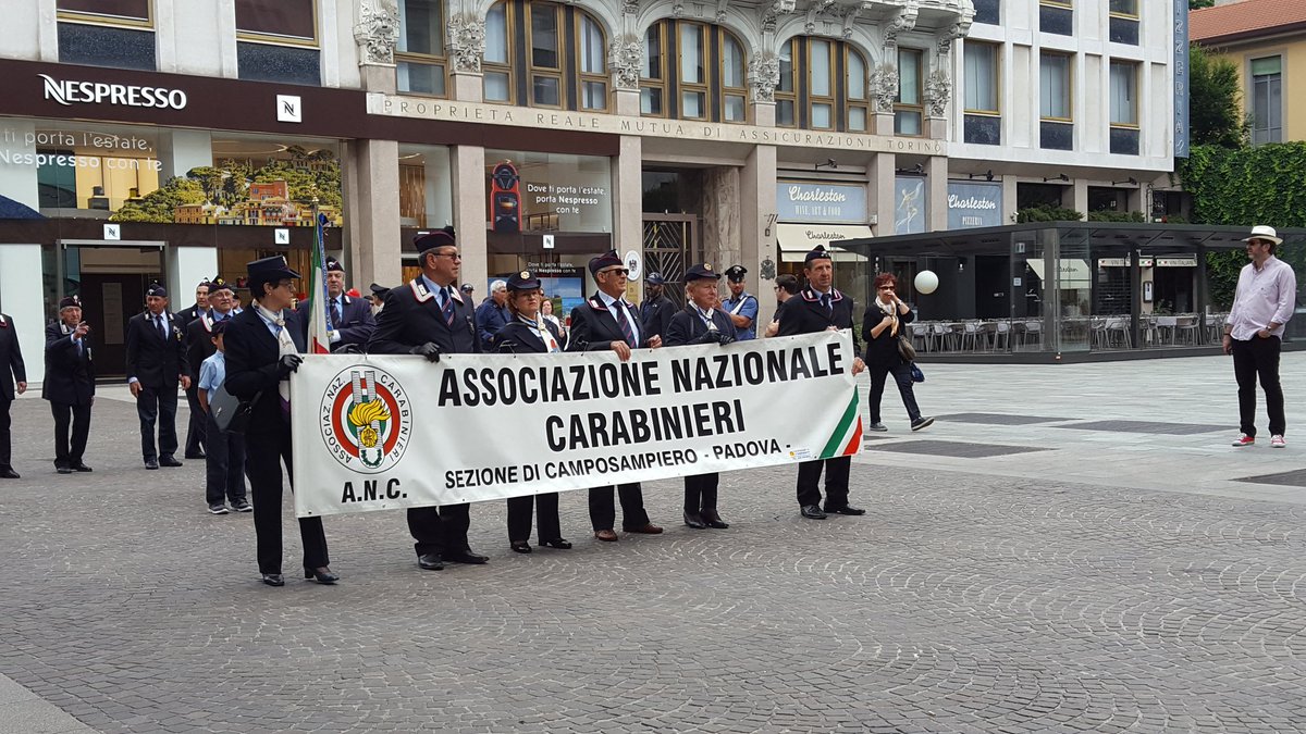 LaMilano_it's tweet photo. La parata La Milano che ci piace #carabinieri #milano #anniversario https://t.co/i3SDfK1eic