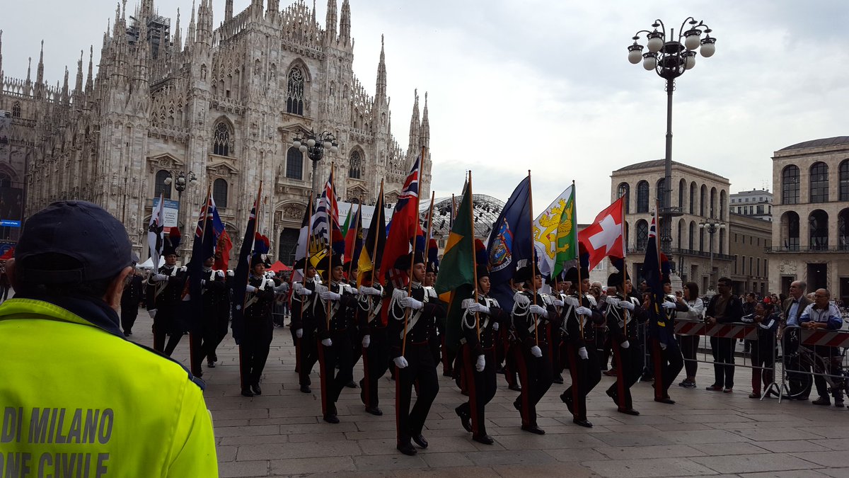 LaMilano_it's tweet photo. La parata La Milano che ci piace #carabinieri #milano #anniversario https://t.co/i3SDfK1eic
