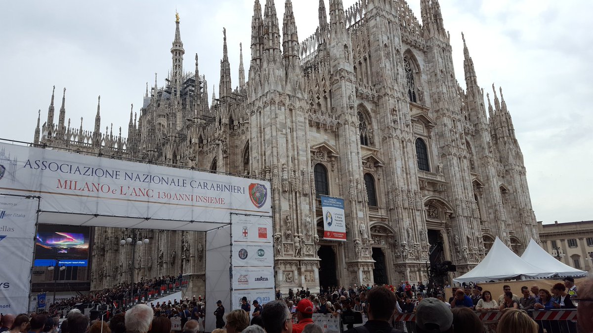 LaMilano_it's tweet photo. La parata La Milano che ci piace #carabinieri #milano #anniversario https://t.co/i3SDfK1eic