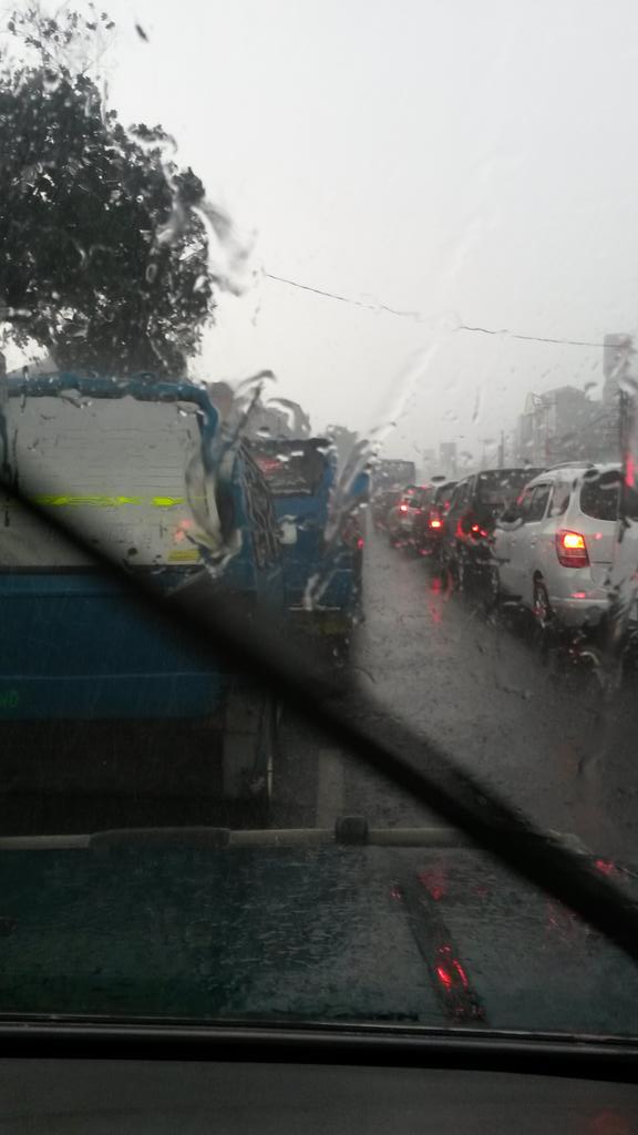 budiir63's tweet photo. @RadioElshinta:  Cuaca di Jl. Raya Bogor Mekarsari Cimanggis Depok hujan deras bagi pengendara hrp hati2 https://t.co/SAapri6sFy