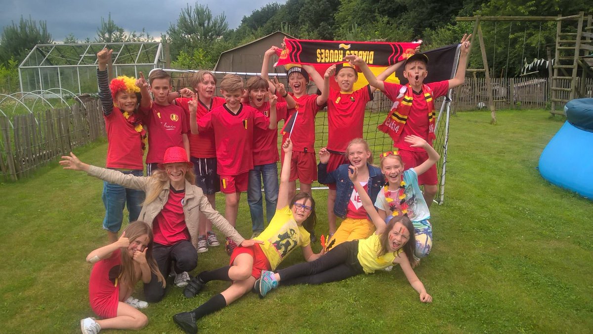 janvanoekelen's tweet photo. Een groepje onvoorwaardelijke @BelRedDevils supporters! #kampioenen https://t.co/UA3cqJ9I6q