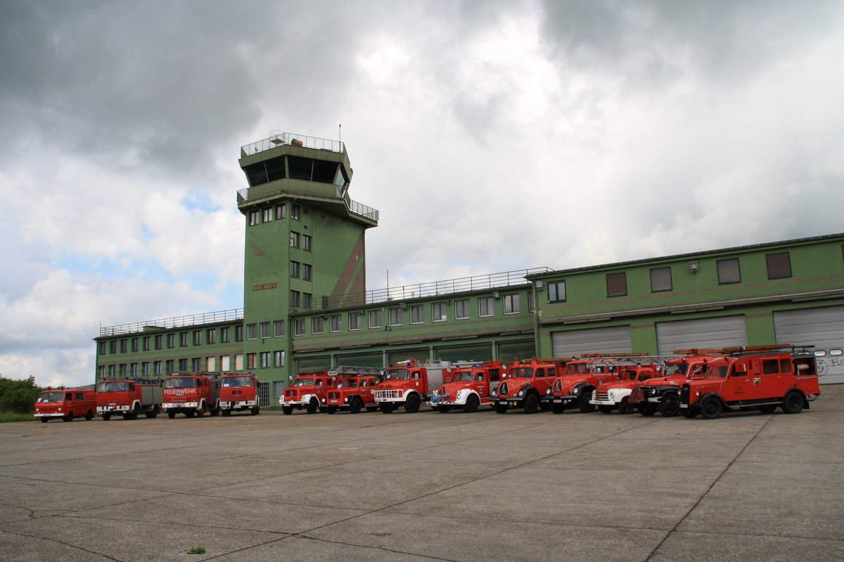 harald112's tweet image. #KLClassics 2 Bilder mit den #Feuerwehr-Fahrzeugen der beiden Ausfahrten. Ort: Tower Gewerbepark #Sembach