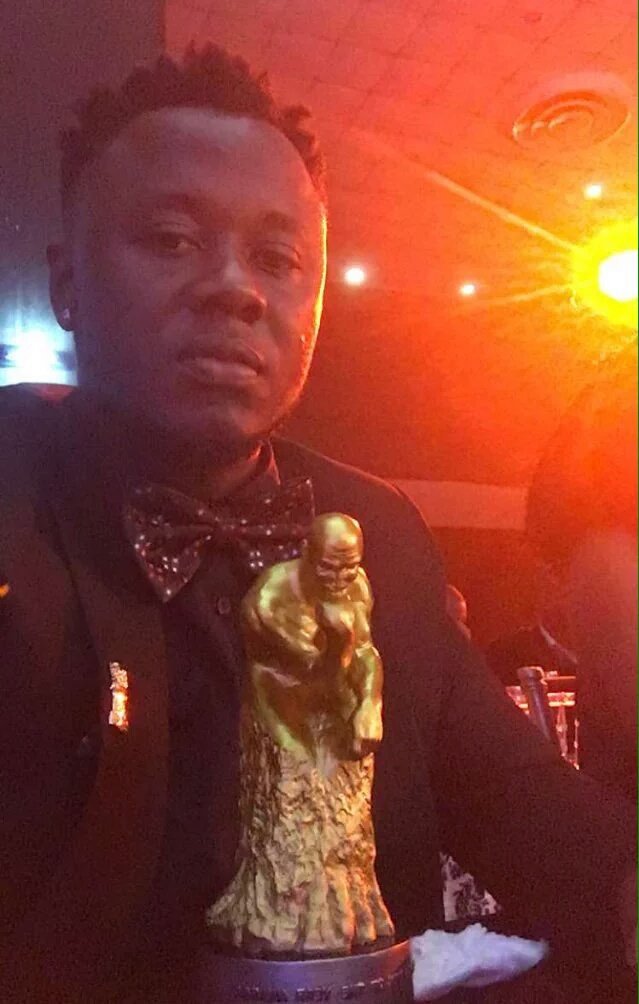 Boi_SlimGH's tweet photo. Proud dad @sarkodie  #EMY2016 https://t.co/Y98NyXyBl0