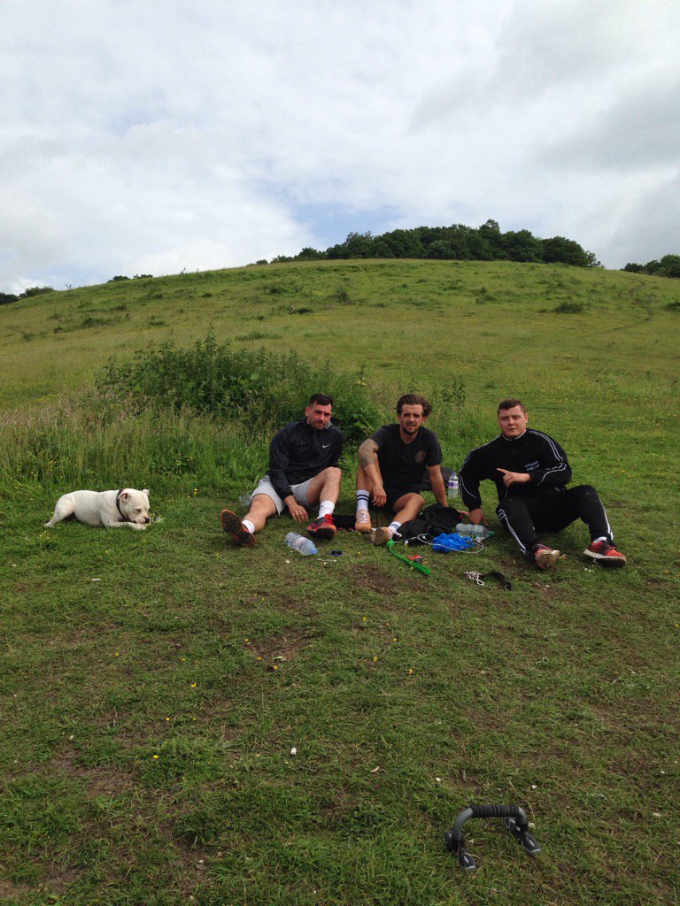 WhiteDogBoxing's tweet photo. All the boys resting after a hard session taken by Sean Moore. #hills #nopainnogain #runningearly https://t.co/kGjnTfX4VS