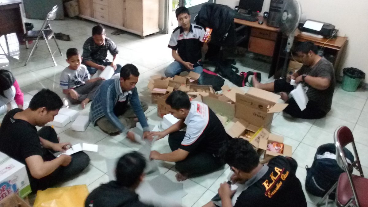 PO_EKA_CEPAT's tweet photo. Bungkus2 😀 https://t.co/6Ft4aMF1Eq