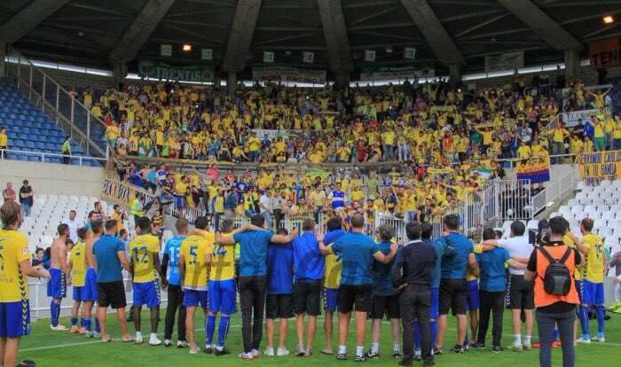 a23gomez's tweet photo. 180 minutos...Un balón...Una afición...Una ciudad...Un reto...Una ilusion... Un sueño...2 pasitos!! Vamos Cádiz! ⚽️💪 https://t.co/mwtVX8q6ot