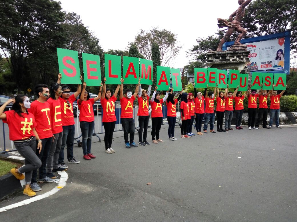 KomunitasKretek's tweet photo. Aksi kreatif dan bukber #TerimakasihTembakau kali ini di kota Solooo... https://t.co/p83HiLswQB