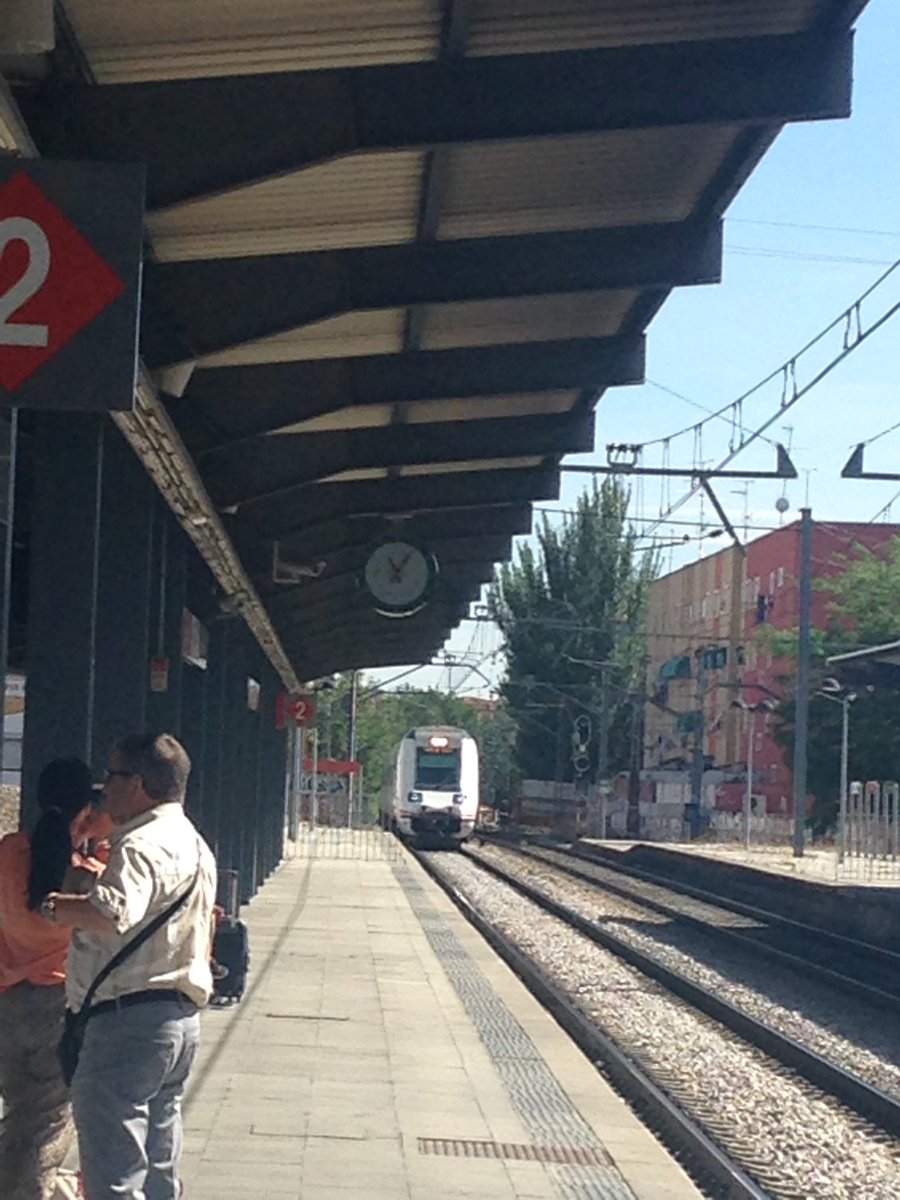 Más de 30 min de retado y ahora de repente se para y no continúa genial renfe genial!! <a href="/Renfe/">Renfe</a> <a href="/Inforenfe/">InfoRenfe</a>