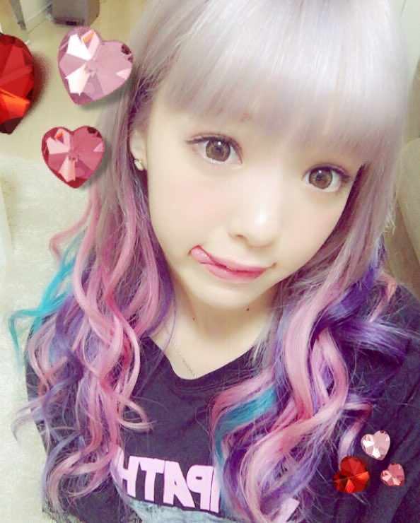 藤田 ニコル にこるん A Twitter Newカラーは夏のパリピヘア でもまだ完成系じゃなくて これが綺麗にパステルに 色落ちしたら完成 地毛はホワイトアッシュ系に してエクステは のカラーを ミックスにいれたよ 早めのフェス系にもいいね どですかー