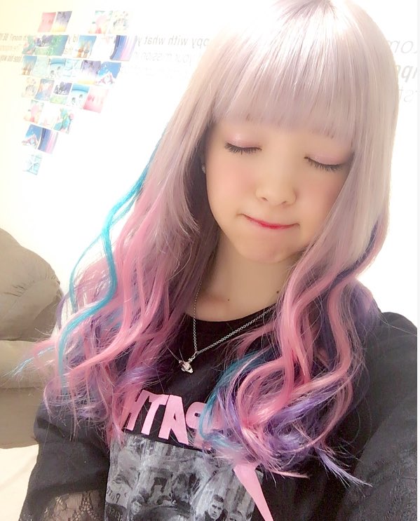 藤田 ニコル にこるん A Twitter Newカラーは夏のパリピヘア でもまだ完成系じゃなくて これが綺麗にパステルに 色落ちしたら完成 地毛はホワイトアッシュ系に してエクステは のカラーを ミックスにいれたよ 早めのフェス系にもいいね どですかー