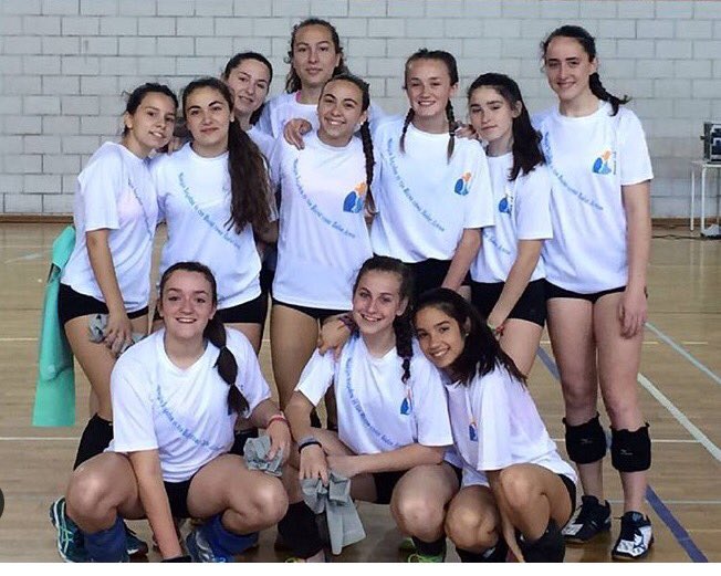 algarsurmenor's tweet photo. Felicidades por esa MEDALLA DE BRONCE chicas 🏅🏐🔝 https://t.co/bwJ6afBqV7