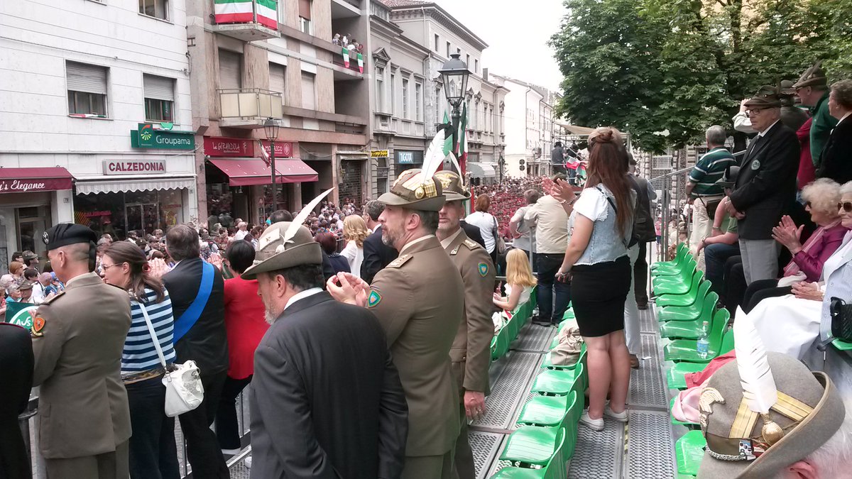 RobertoCovaz's tweet photo. #gorizia2016 #alpini sfila sezione Vicenza 20000 iscritti https://t.co/btjXyPgM6e