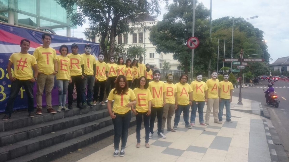TributeToKretek's tweet photo. Tim Merah berpose dan Tim Kuning sudah mulai pertunjukan Pantonim . #Solo.  #TerimakasihTembakau https://t.co/j0uYfxrWbS